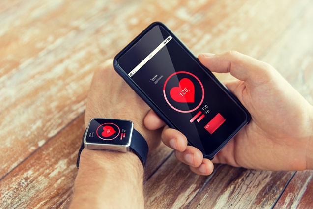 Imagem de um relógio Wearable monitorando a frequência cardíaca durante um treino intenso