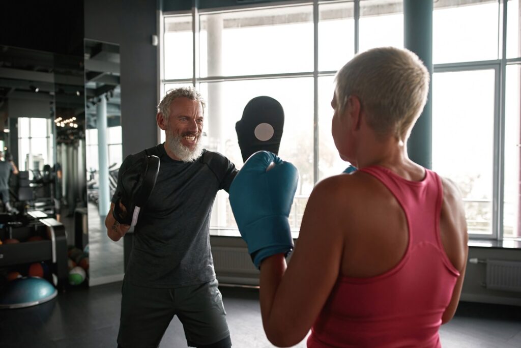 fitness, exercício físico, saúde, prevenção de doenças, hospitalização, benefícios do exercício, atividade física diária, pessoas acima de 40 anos, estudo de saúde