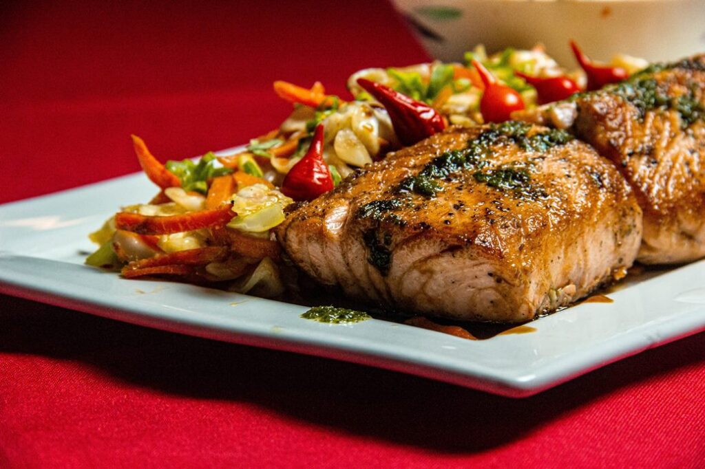 Salmão grelhado com legumes