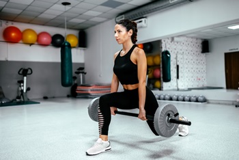 Treino de pernas, agachamento fortalece os músculos das coxas e glúteos