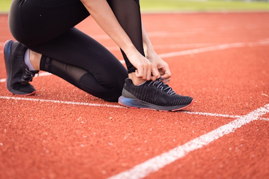 Tênis de corrida com sola e amortecimento para melhor desempenho